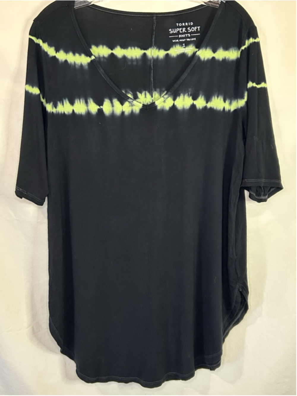 Torrid Tunic Super Soft V Neck Tee Shirt Linear Tie Dye Black Size 1 - 14/16